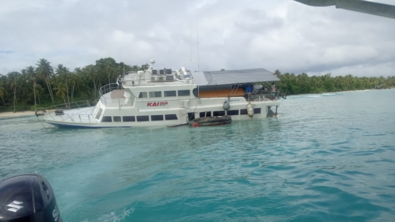 Nyangkut Karang, Kapal Angkut Turis Kandas di Pulau Rua Mata Mentawai