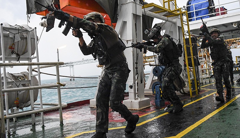 Kopaska TNI AL Serbu Kapal Tongkang Berisi Teroris di Perairan Kepulauan Seribu - Bagian 3