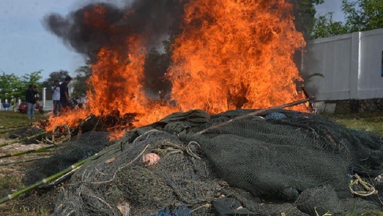 Ratusan Alat Tangkap Ikan Ilegal Dibakar di Pangkalan PSDKP Lampulo Banda Aceh