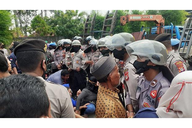 title Eksekusi Lahan dan Bangunan Ricuh, Pemilik Adang Mobil Towing yang Dibawa Petugas Eksekusi Lahan dan Bangunan Ricuh, Pemilik Adang Mobil Towing yang Dibawa Petugas