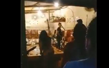 title Viral Emak-Emak di Medan Ngamuk Hancurkan Mesin Judi gegara Suami Lupa Pulang Viral Emak-Emak di Medan Ngamuk Hancurkan Mesin Judi gegara Suami Lupa Pulang