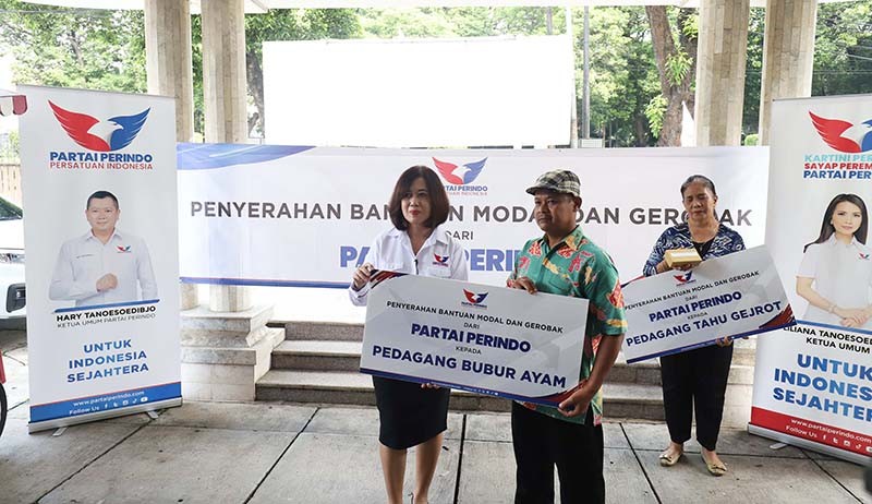 Partai Perindo Bagikan Gerobak untuk Pedagang Bubur Ayam dan Tahu Gejrot - Bagian 1