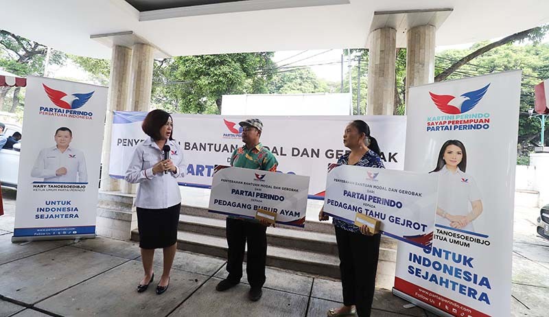 Partai Perindo Bagikan Gerobak untuk Pedagang Bubur Ayam dan Tahu Gejrot - Bagian 2