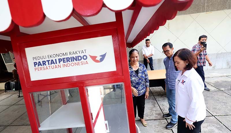 Partai Perindo Bagikan Gerobak untuk Pedagang Bubur Ayam dan Tahu Gejrot - Bagian 3