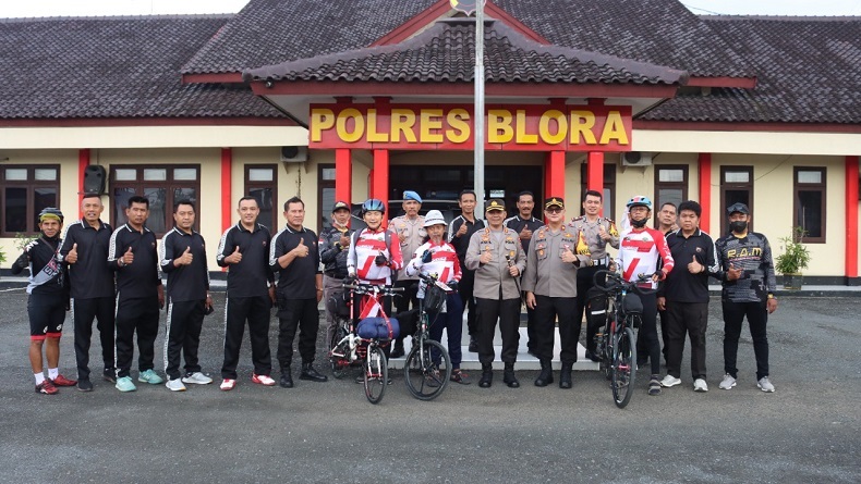 Bertemu Kapolres, Pesepeda Asal Blora Pamit untuk Menjelajah Nusantara