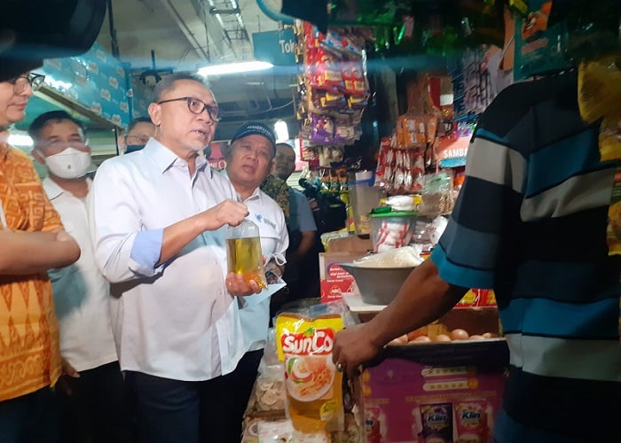 Sidak Pasar di Surabaya, Mendag Pastikan Harga Bapok Stabil dan Minyak Goreng Sesuai HET
