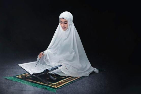 title Hukum Membaca Surah Yasin di Malam Jumat, Begini Dalil Haditsnya Hukum Membaca Surah Yasin di Malam Jumat, Begini Dalil Haditsnya