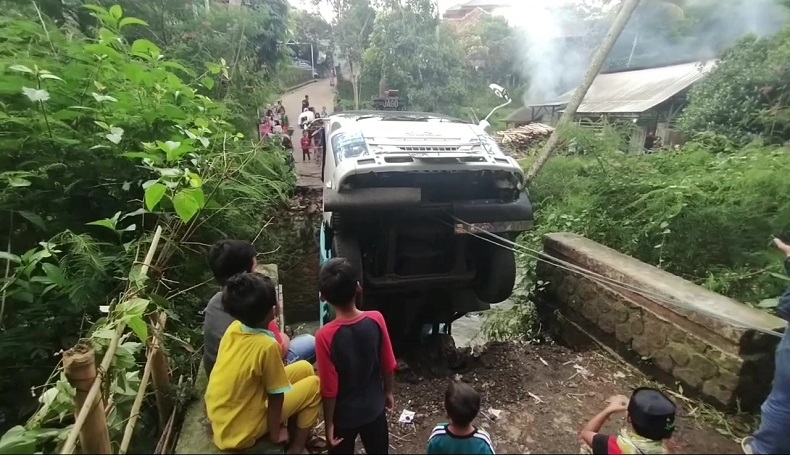 Tak Kuat Dilintasi Truk Tangki, Jembatan di Gekbrong Cianjur Ambruk 