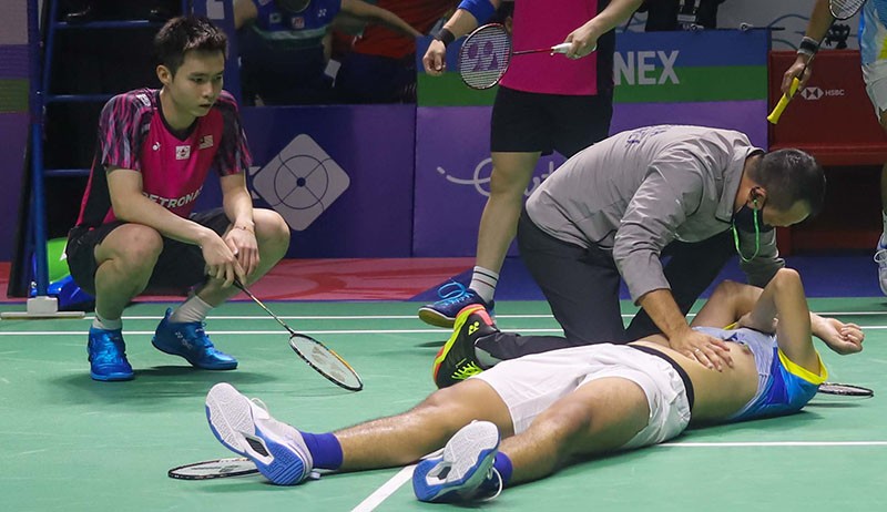 Yeremia Rambitan Tetap Bertanding meski Cedera, Keluar Lapangan dengan Kursi Roda - Bagian 4
