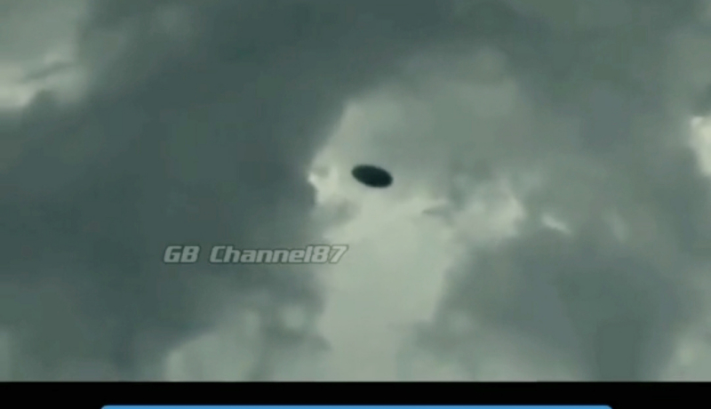 Heboh Benda Menyerupai UFO Terbang di Langit Malang
