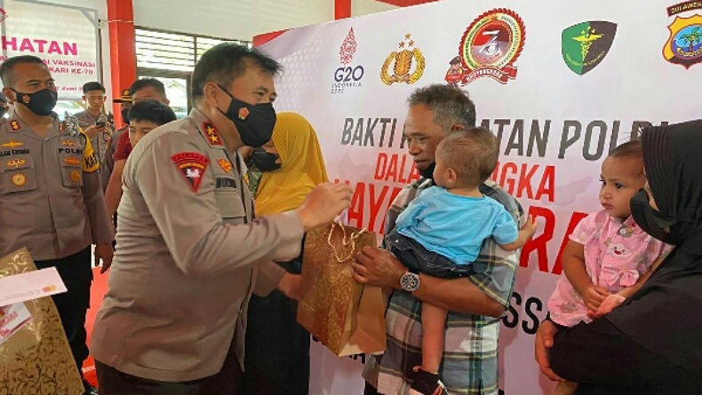 Kapolda dan Ketua PD Bhayangkari Berikan Tali Asih saat Bakti Kesehatan di Bitung