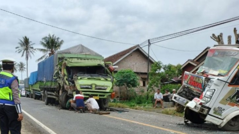 2 Truk Adu Banteng di Tanggamus, Sopir Luka Parah di Wajah