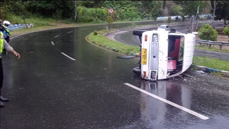 Hilang Kendali Tabrak Pembatas Jalan, Minibus Bawa 3 Penumpang Terbalik ...