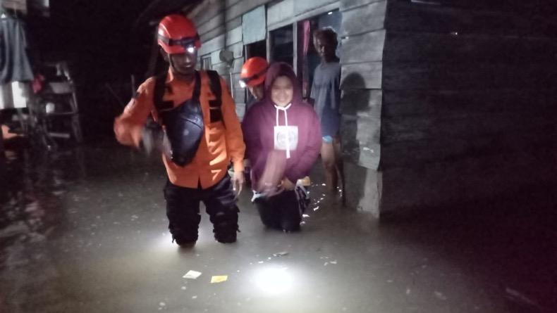 Banjir Rob Terjang Puluhan Rumah di Kampung Tanjung Laut, Air Setinggi Lutut