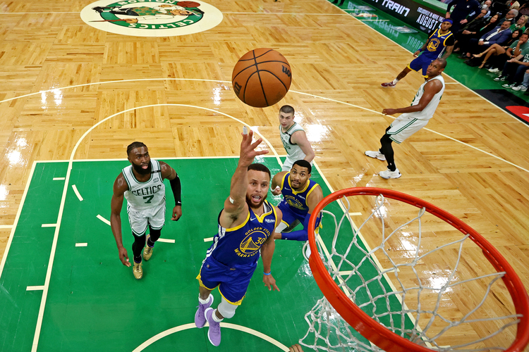 Bawa Warriors Juara NBA, Stephen Curry Dekati Rekor Michael Jordan dan LeBron James Bawa Warriors Juara NBA, Stephen Curry Dekati Rekor Michael Jordan dan LeBron James