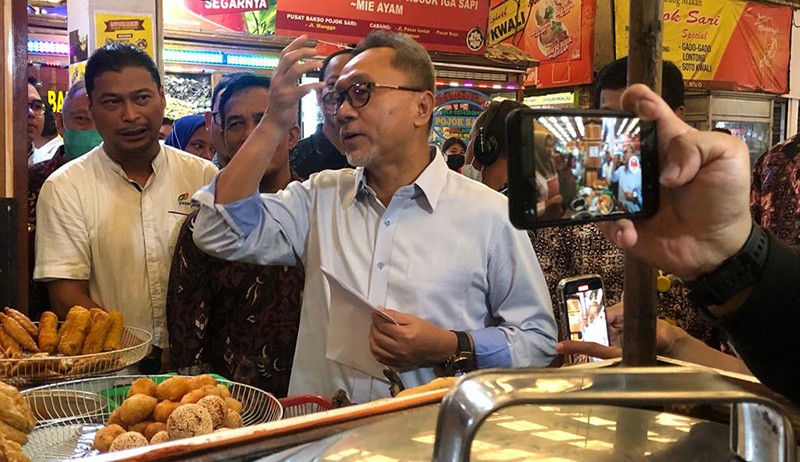 Mendag Zulhas Blusukan ke Pasar, Siap Eksekusi Perintah Presiden Turunkan Harga Migor - Bagian 3