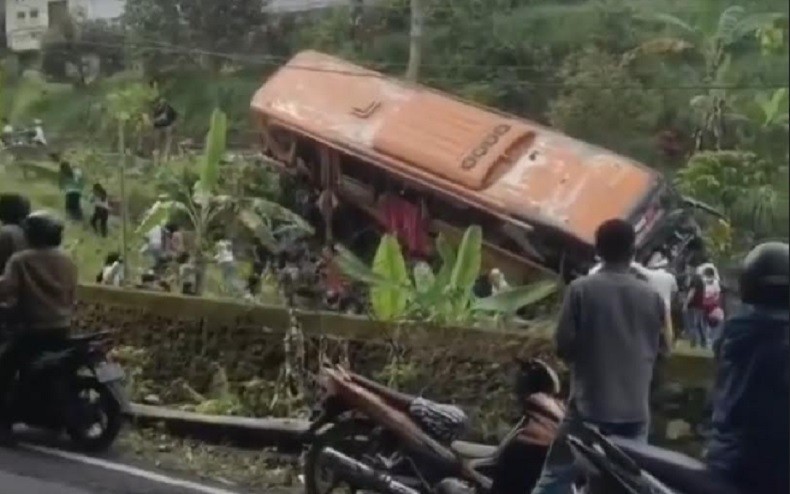 Rem Blong, Bus Pariwisata Seruduk Belasan Motor dan Mobil di Baturiti Tabanan