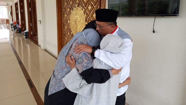 title Ketua DPW PKS Jabar Berangkat Haji, Dilepas dengan Peluk dan Tangis Anak-Istri Ketua DPW PKS Jabar Berangkat Haji, Dilepas dengan Peluk dan Tangis Anak-Istri