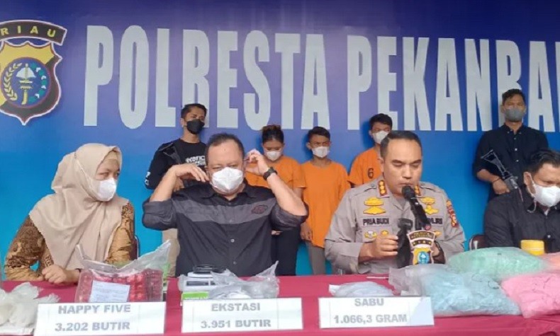 Pasutri di Pekanbaru Jalankan Bisnis Narkoba Berkedok Toko Baju