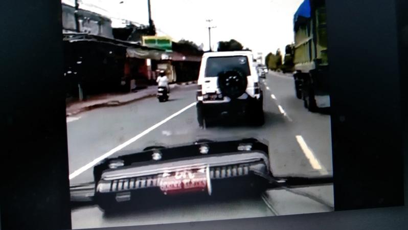 Viral Ambulans Bawa Pasien Darurat Dihalangi Mobil Jeep di Jalan Raya Jogja-Klaten