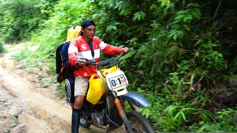 Jalan Tanah Berlumpur, Ojek Motor Jadi Kendaraan Utama Menuju Dusun Tumba Gorontalo