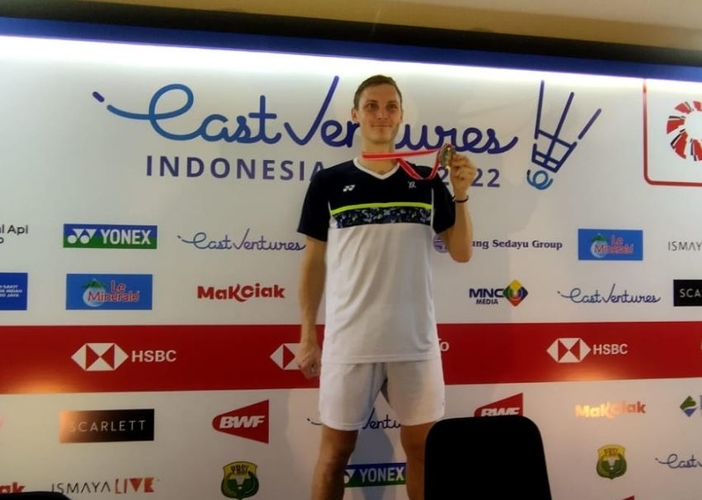 Pebulu tangkis tunggal putra Denmark, Viktor Axelsen memamerkan medali juara Indonesia Open 2022 seusai berlaga, Minggu (19/6/2022). (Foto: MPI/Andhika Khoirul Huda)