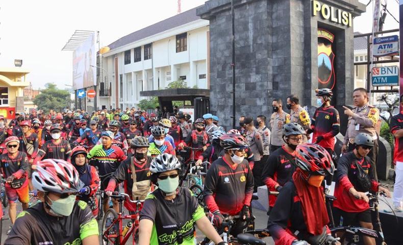 Ribuan Warga Semarang Meriahkan Sepeda Gembira Semarak Bhayangkara