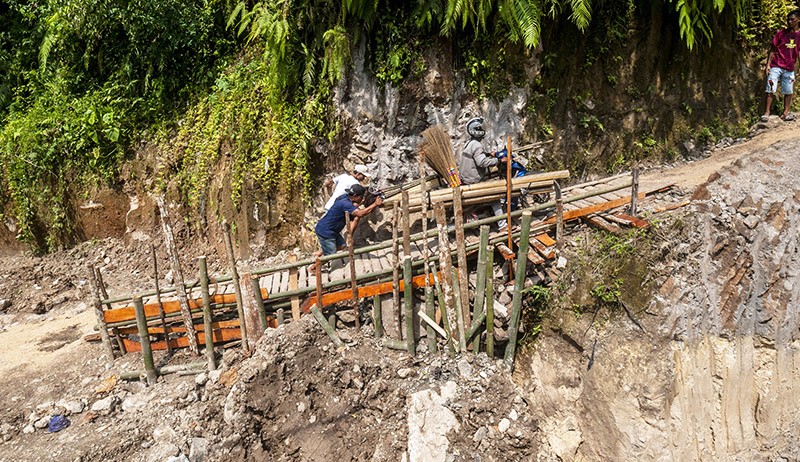 Warga Lebak Secara Swadaya Buat Jalan Darurat yang Ambles dan Rusak Parah - Bagian 3