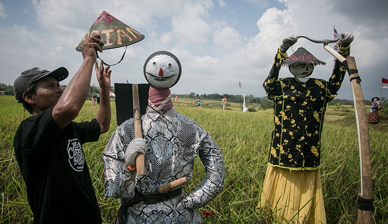 Penampakan Orang-orangan Sawah saat Festival Memedi di Desa Gentungan - Bagian 3