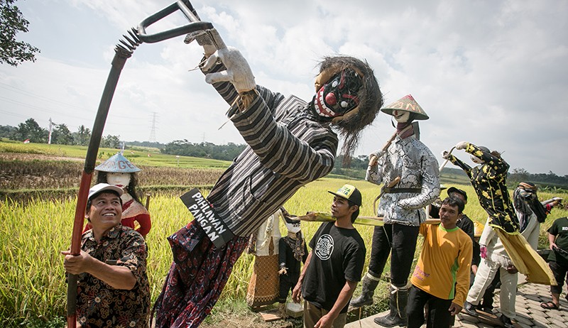 Penampakan Orang-orangan Sawah saat Festival Memedi di Desa Gentungan - Bagian 1