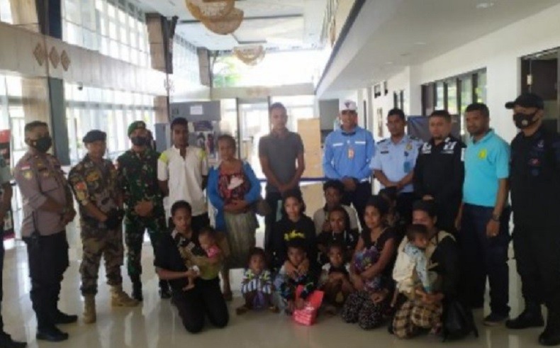 title Hadiri Upacara Tabur Bunga, 9 WNI Sekeluarga Dideportasi dari Timor Leste Hadiri Upacara Tabur Bunga, 9 WNI Sekeluarga Dideportasi dari Timor Leste