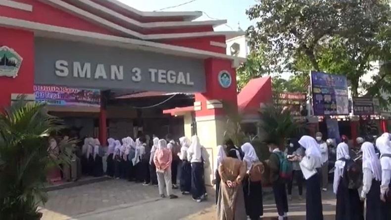 Kesulitan Input Data Lewat Daring, Ratusan Calon Peserta Didik di Tegal Padati Sekolah Ini