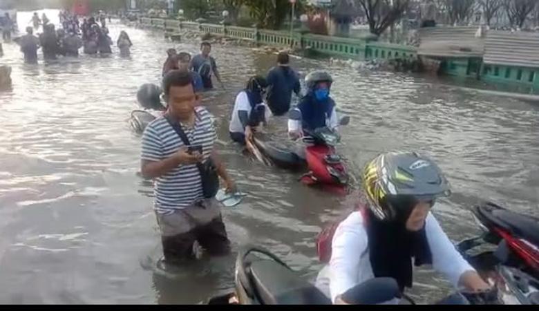 Pelabuhan Tanjung Emas Semarang Kembali Terendam Banjir Rob, Pekerja Panik