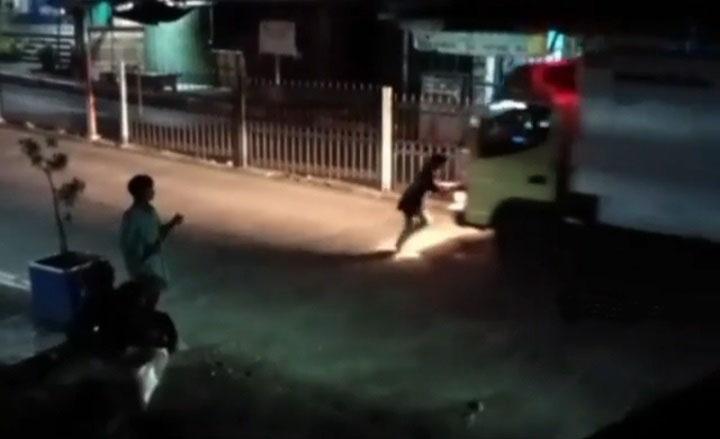 Viral, Bocah Cegat Truk demi Konten di Cipanas Cianjur Nyaris Tewas Tertabrak