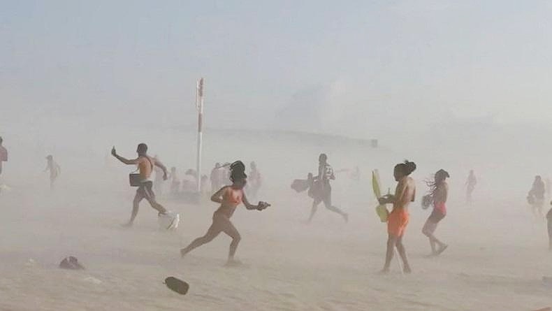 Peselancar di Pantai Tewas Terhempas Angin Tornado Mini