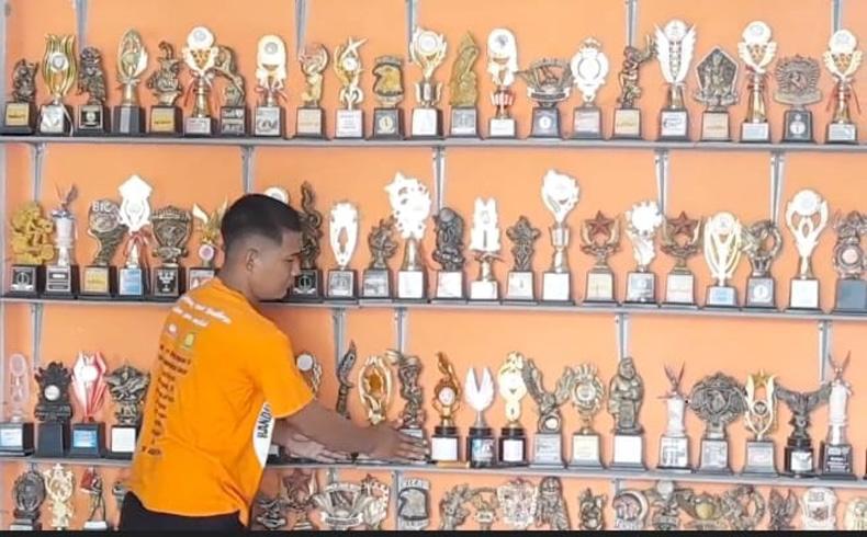 Kisah Sukses Polisi di Blora, Berawal Hobi Kini Koleksi Ribuan Piala Juara Lomba Burung Berkicau