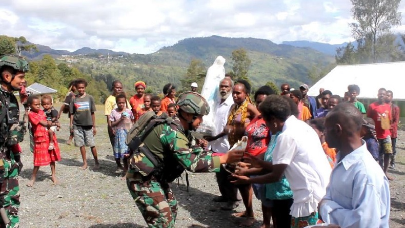 Prajurit Kostrad Beri Bantuan Patung Bunda Maria ke Warga Intan Jaya Papua