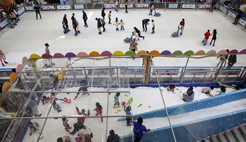 Serunya Bermain Salju di Pusat Perbelanjaan Kawasan Serpong - Bagian 1