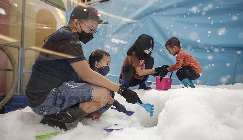 Serunya Bermain Salju di Pusat Perbelanjaan Kawasan Serpong - Bagian 2