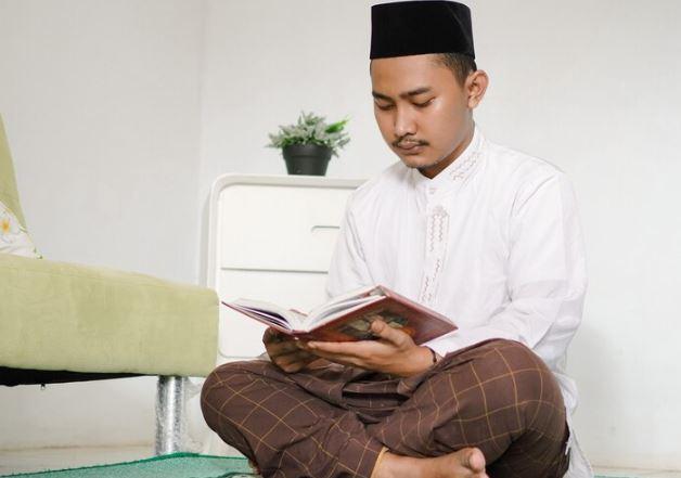 Surah yang Bagus Dibaca Setelah Sholat Magrib