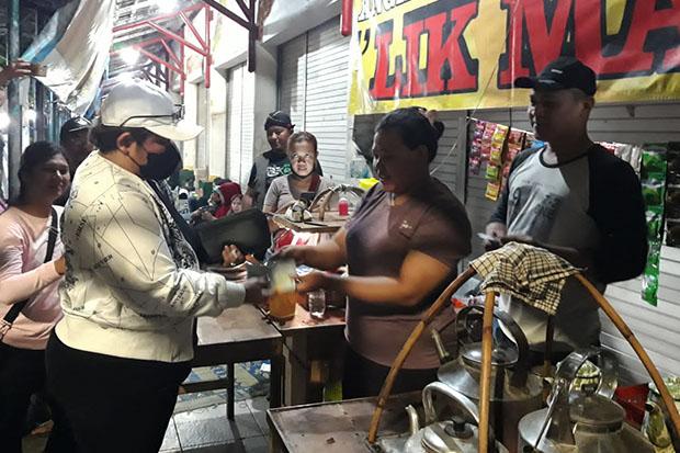  Wanita Bermasker Bikin Heboh, Borong Dagangan Angkringan Pindahan Stasiun Tugu 
