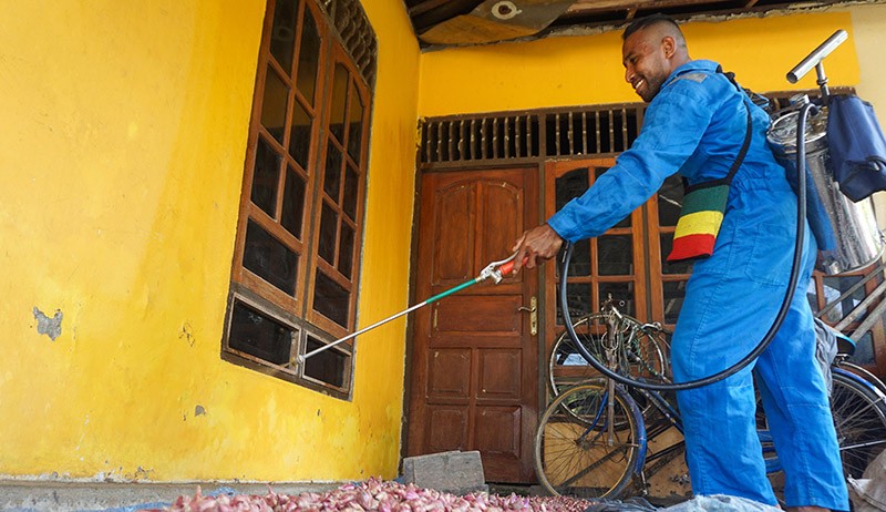 Penyemprotan Cairan Penangkal Nyamuk Cegah Penyakit Malaria di Keerom Papua - Bagian 2