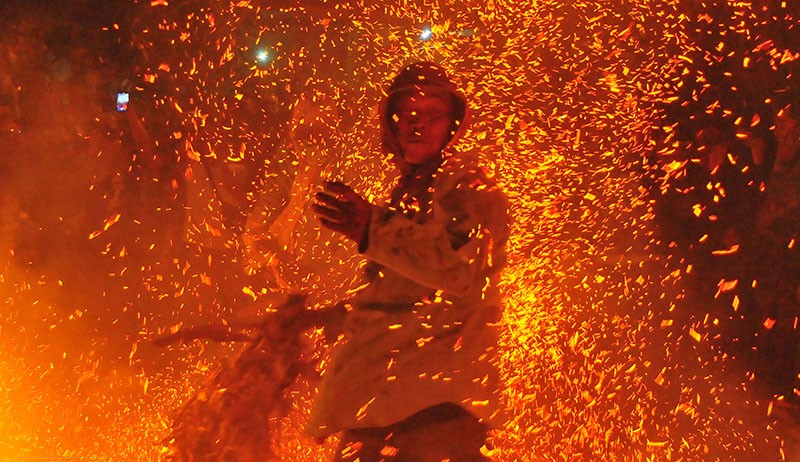 Warga Desa di Jepara Saling Serang Sambil Membawa Obor - Bagian 2