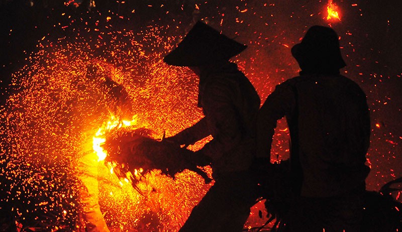 Warga Desa di Jepara Saling Serang Sambil Membawa Obor - Bagian 1