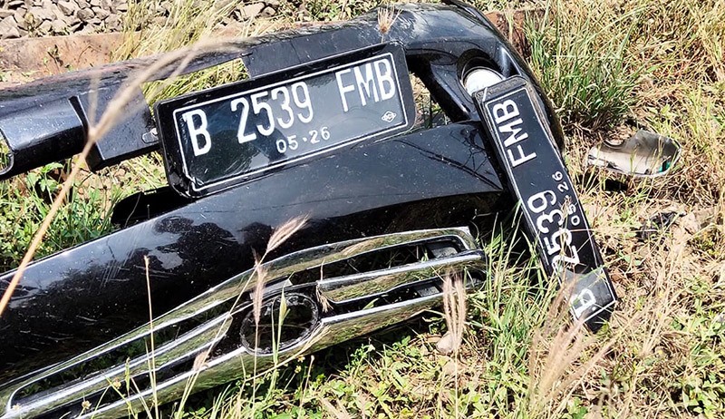 Penampakan Mobil Terseret Kereta hingga Ratusan Meter di Tambun, Pengemudi Tewas - Bagian 4