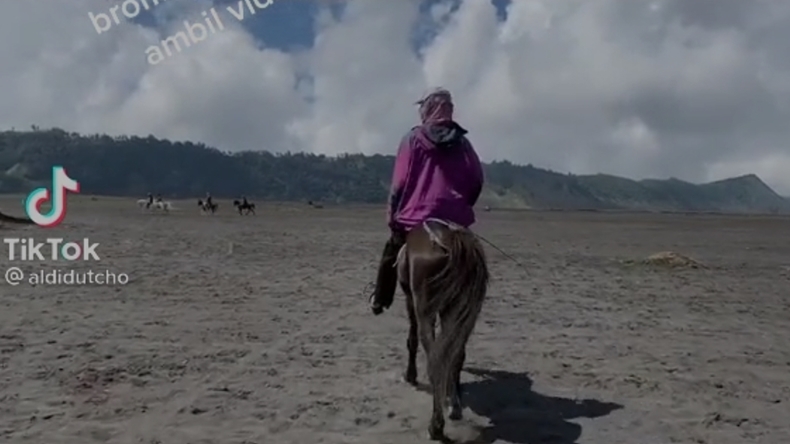 Heboh Wisatawan Dipalak Rp50.000 di Gunung Bromo, Pengelola: Bukan Petugas Kami