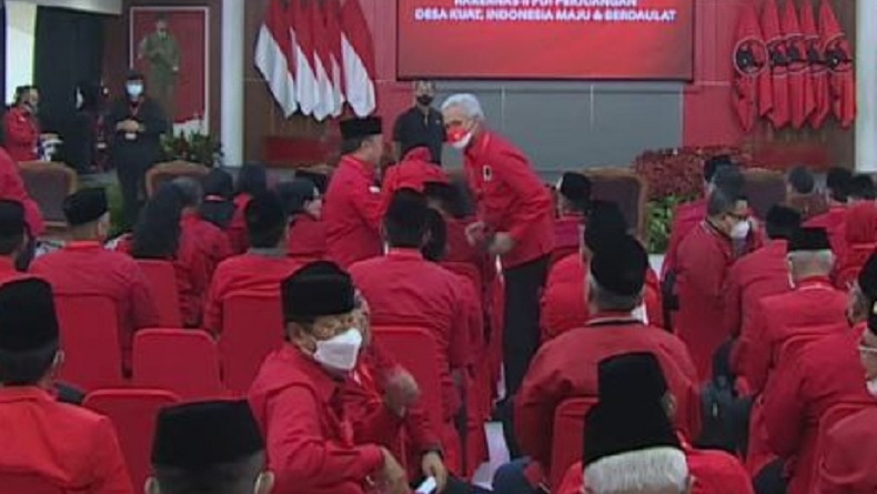 title Bambang Pacul Bertemu Ganjar di Rakernas PDIP, Beri Hormat dan Berbincang 10 Detik Bambang Pacul Bertemu Ganjar di Rakernas PDIP, Beri Hormat dan Berbincang 10 Detik