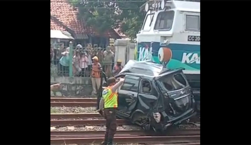 Penampakan Mobil Terseret Kereta hingga Ratusan Meter di Tambun, Pengemudi Tewas - Bagian 2
