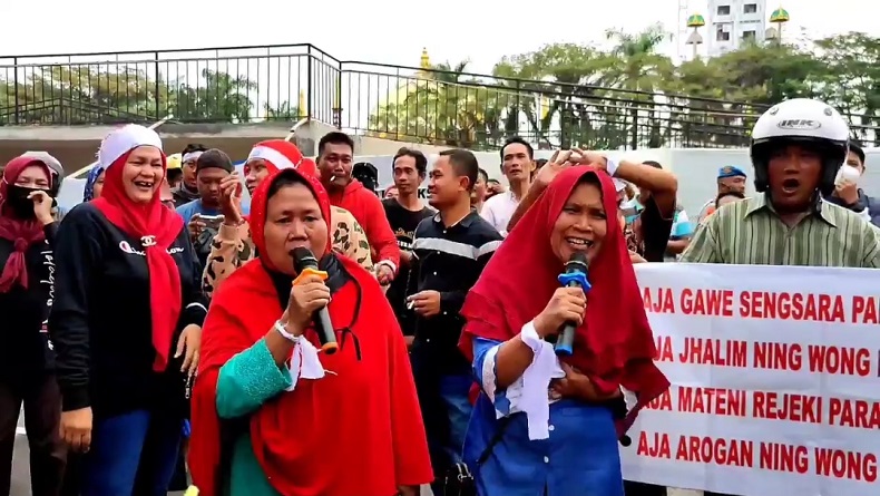 title Ratusan Pedagang sambil Nangis Tolak Revitalisasi Pasar Caplek Cirebon, Ini Penyebabnya Ratusan Pedagang sambil Nangis Tolak Revitalisasi Pasar Caplek Cirebon, Ini Penyebabnya