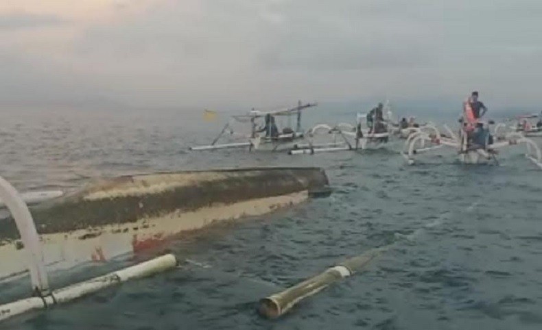 title Perahu Terbalik di Gili Rengit, 5 Nelayan Selamat usai Seorang Berenang ke Tepian Perahu Terbalik di Gili Rengit, 5 Nelayan Selamat usai Seorang Berenang ke Tepian